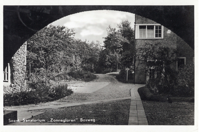 14513 Doorkijk onder de poort van het hoofdgebouw van het sanatorium Zonnegloren (Soesterbergsestraat) te Soest. N.B. ...